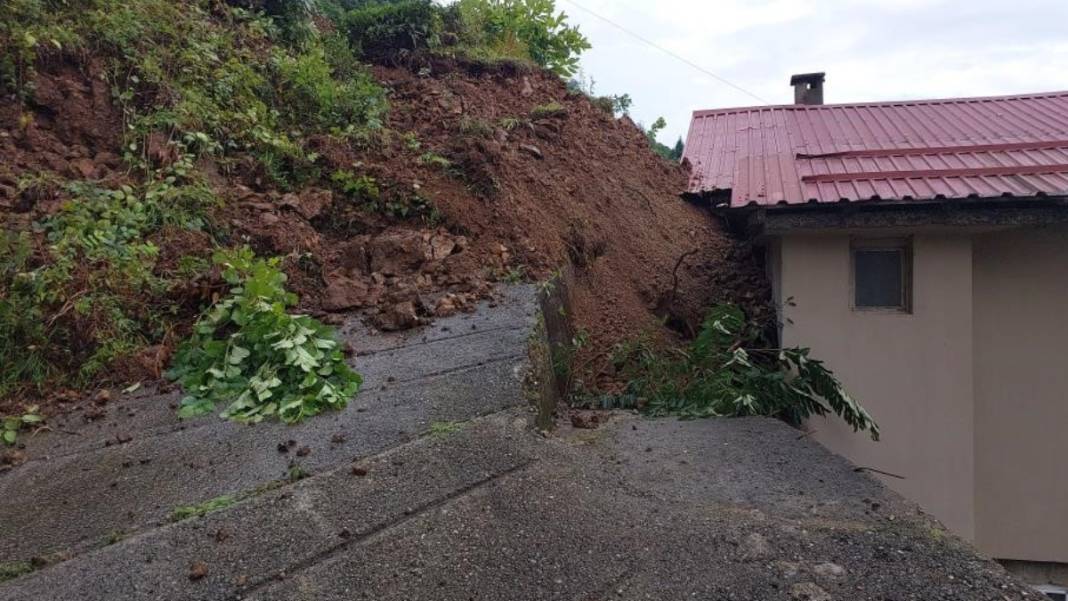 Toprak kaydı, tahliyeler başladı... Rize'de sağanak kabusu bitmiyor 4